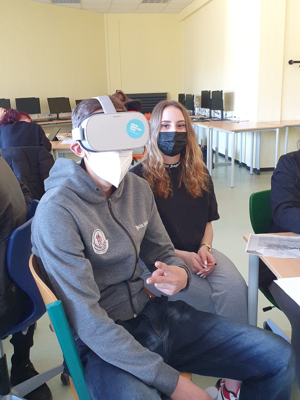 Ein Schüler mit VR-Brille
